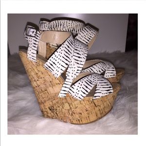 White & black wedges 👡